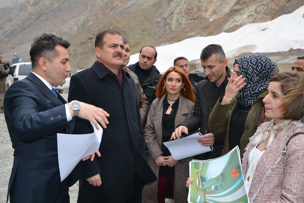 Vali Akbıyık, Zap Vadisi üzerinde yapılacak sosyal rekreasyon tesisleri projesini yerinde inceledi 