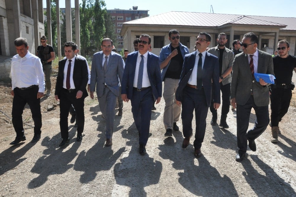 Vali Akbıyık’ın Yüksekova temasları 