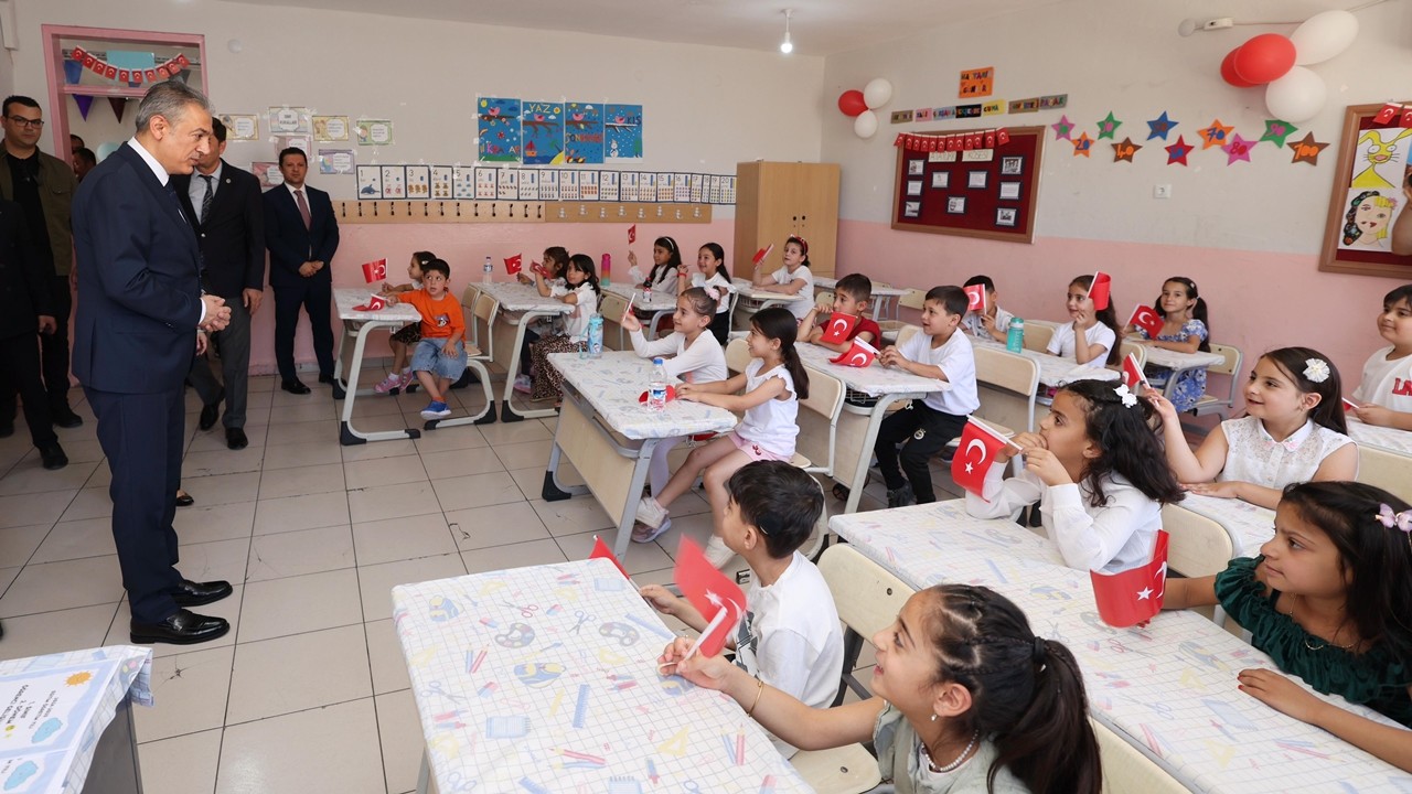 Vali Akkoyun, Karne Dağıtım Törenine Katılarak Öğrencilerin Sevincine Ortak Oldu