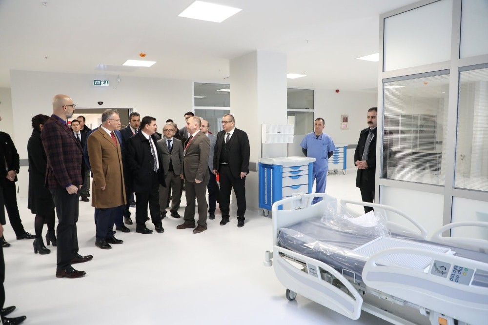 Vali Arslantaş, hizmete açılacak hastanede incelemelerde bulundu 