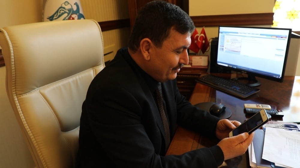 Vali Arslantaş, sokağa çıkamayan vatandaşlarla görüntülü konuştu 