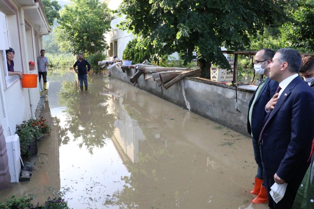 Vali Atay ayağının tozu ile sel bölgesine gitti 