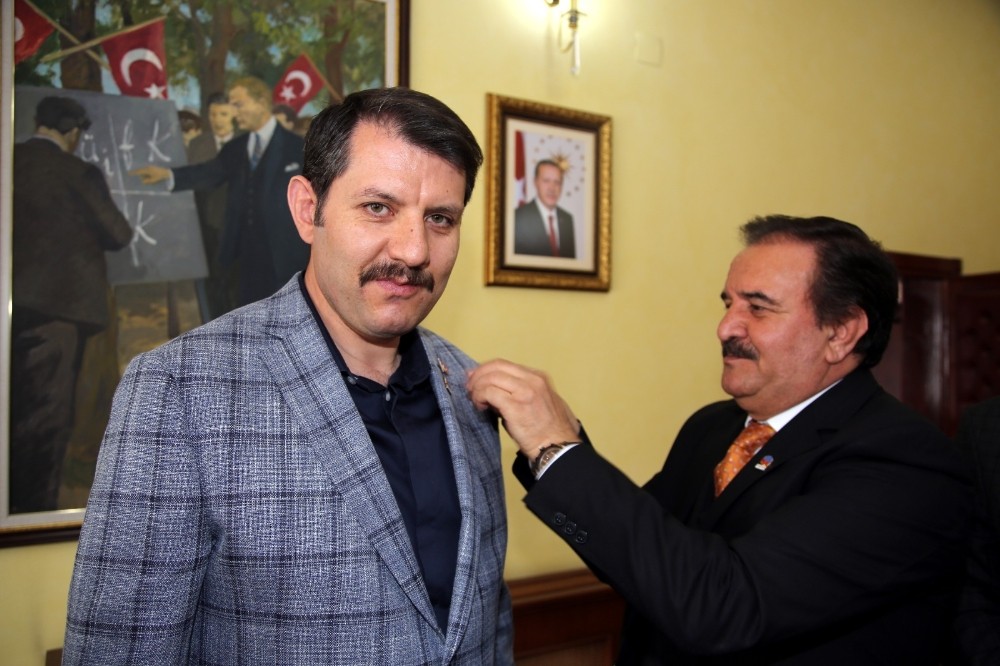 Vali Ayhan, TSYD rozetini taktı 