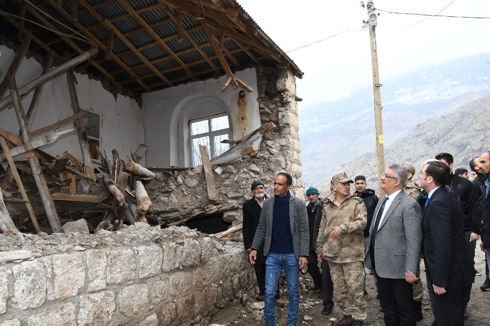 Vali Aykut Pekmez Gerger’de depremzedelerle bir araya geldi 