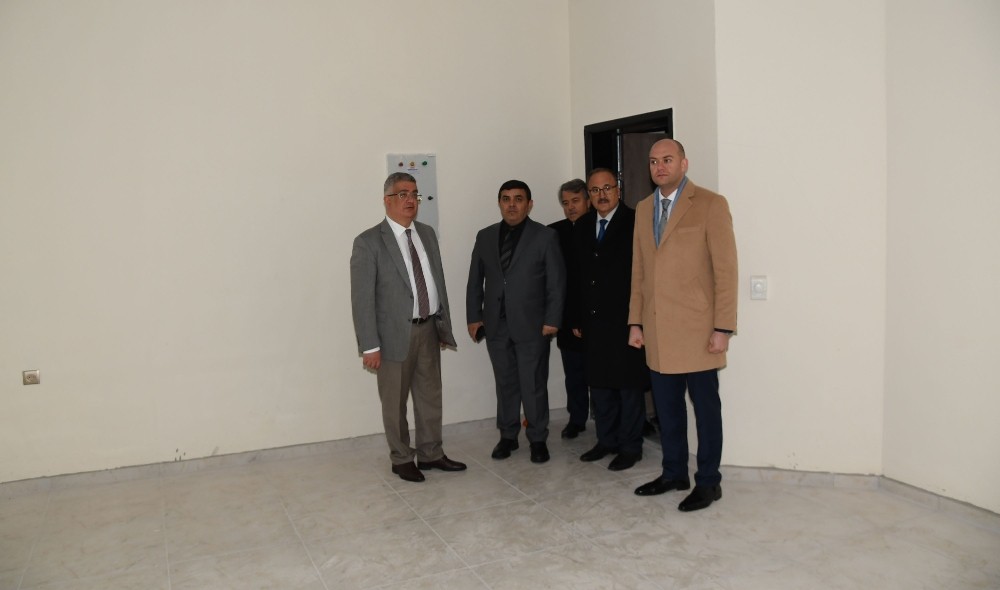 Vali Aykut Pekmez okul inşaatını inceledi 