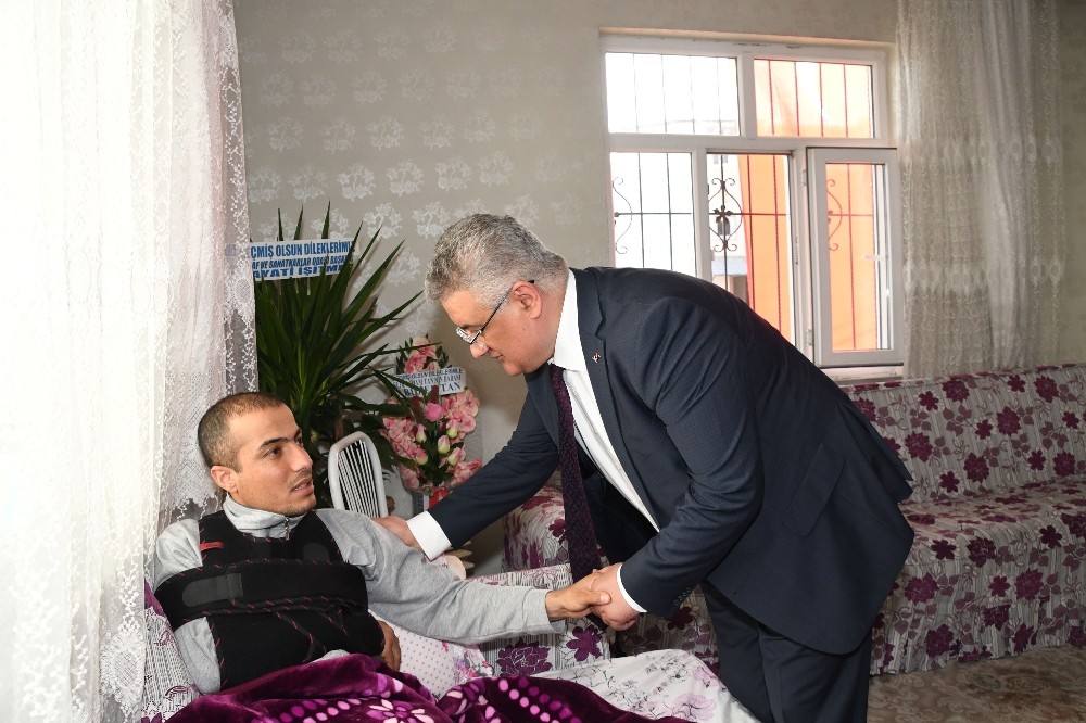 Vali Aykut Pekmez’den İdlib gazisine ziyaret 