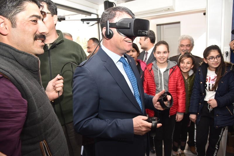 Vali Balcı, sanal gerçeklik gözlüğü taktı 