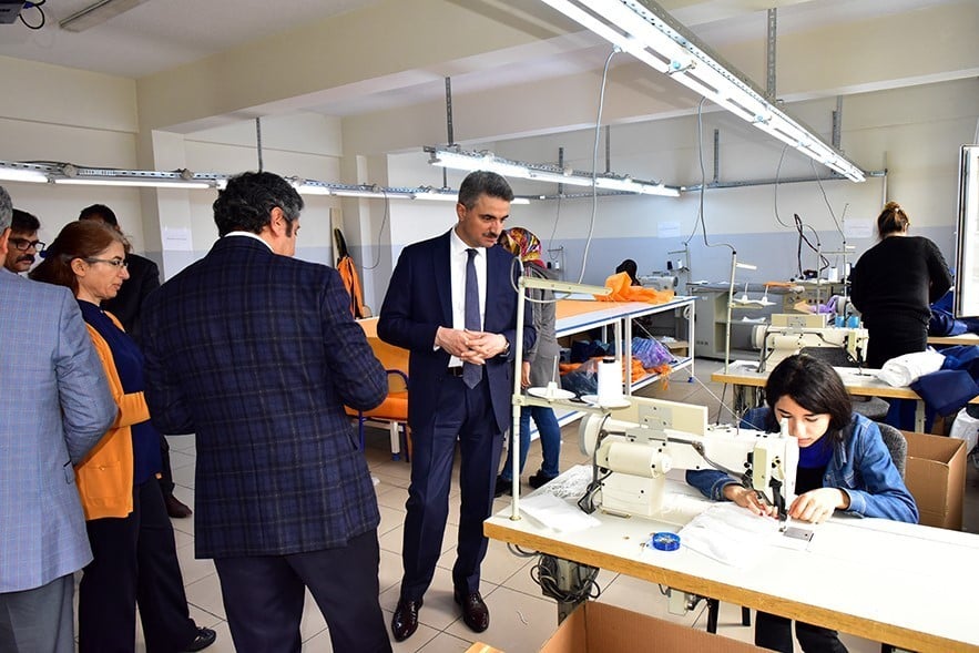 Vali Baruş, maske ve dezenfektan üretimi yapan liseleri ziyaret etti 