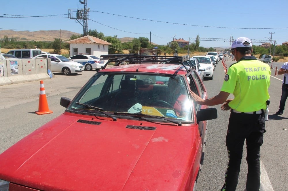 Vali Baruş trafik denetimine katılarak sürücüleri uyardı 
