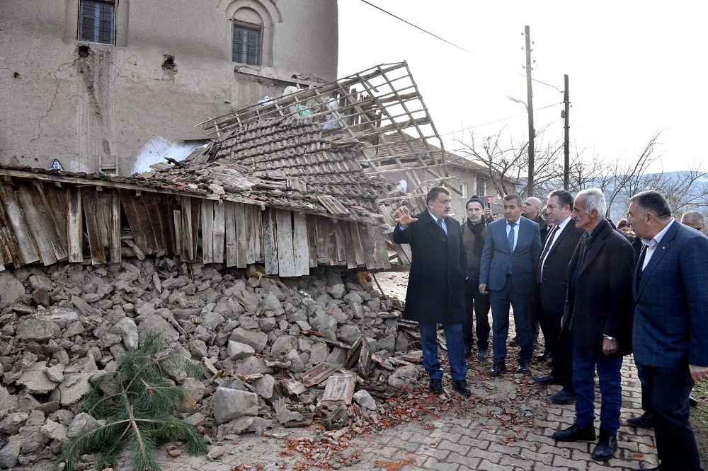 Vali Baruş ve Başkan Gürkan depremde hasar gören yerleri gezdiler 