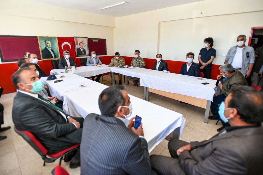 Vali Bilmez, deprem bölgesindeki muhtarlarla bir araya geldi 