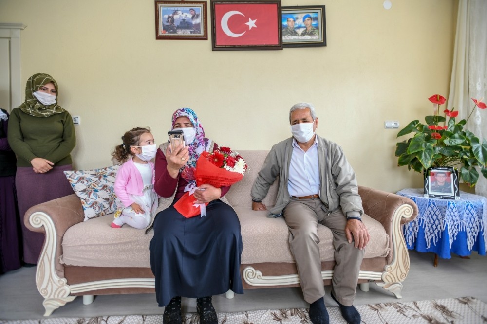 Vali Bilmez ve eşinden şehit annesine sürpriz 