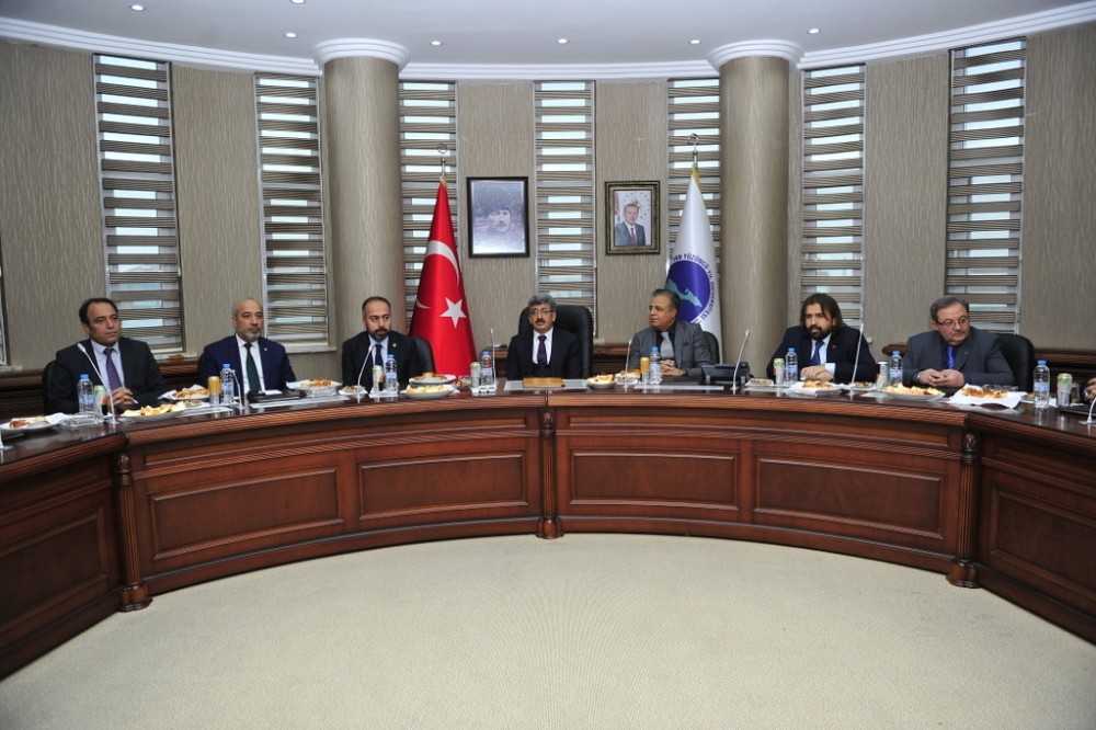 Vali Bilmez ve Uluslararası Üniversiteler Konseyi YYÜ’de toplantı yaptı 