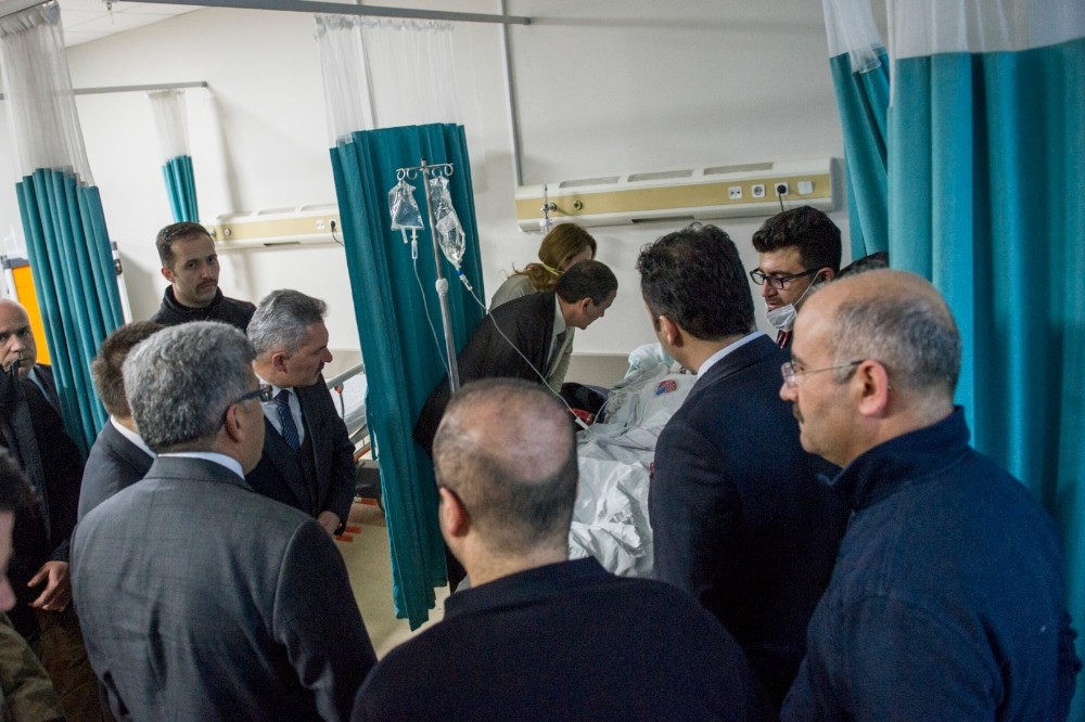 Vali Bilmez, yaralı gümrük memurlarını hastanede ziyaret etti 