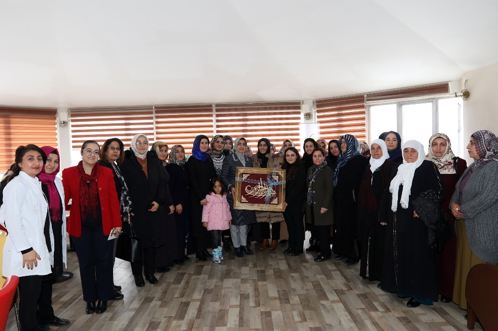Vali Bilmez’in eşi Edremitli kadınlarla buluştu 