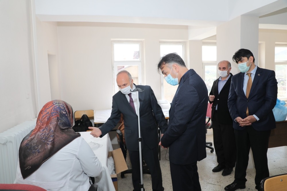 Vali Çağatay maske üretimini inceledi 