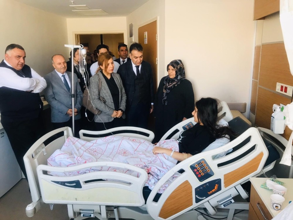 Vali Çağatay ve eşinden yaralı öğretmene ziyaret 