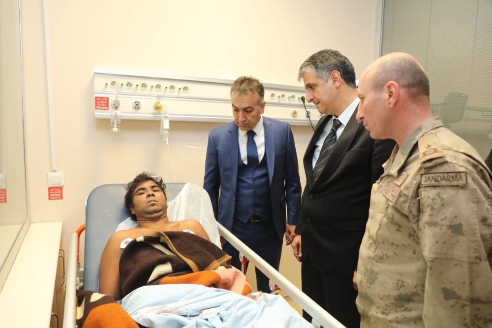 Vali Çağatay’dan alabora olan tekneden kurtarılan yaralılara ziyaret 