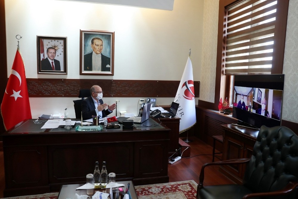 Vali Çakacak, Covid-19’la mücadele ile ilgili çalışmaları değerlendirdi 