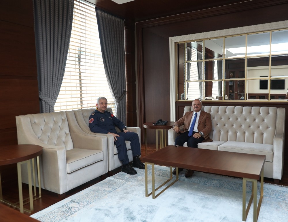 Vali Çakacak, görev yeri değişen Hava Korgeneral Mehmet Özlü’yü ziyaret etti 