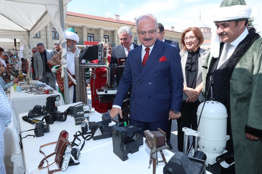 Vali Çakacak, kaybolmaya yüz tutmuş mesleklerin stantlarını gezdi 