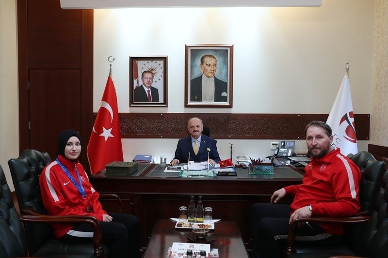 Vali Çakacak, milli sporcu Turhan’ı kabul etti 