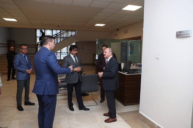 Vali Çakacak Vefa Sosyal Destek İletişim Merkezini ziyaret etti 