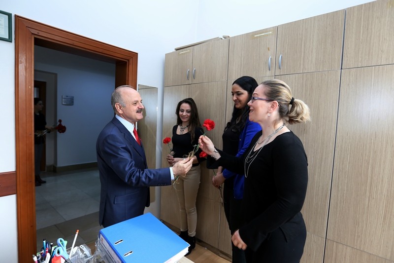 Vali Çakacak’tan kadın personeller jest 