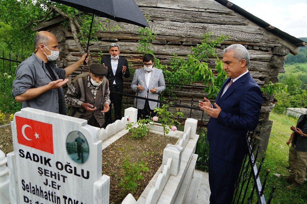 Vali Çakır ile şehit babasını duygulandıran tesadüf 