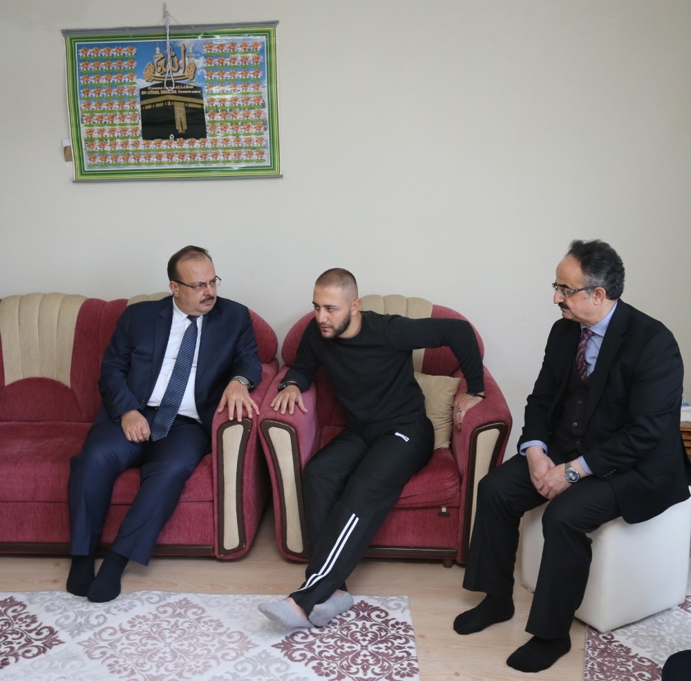 Vali Canbolat’dan İdlib gazisine ziyaret 