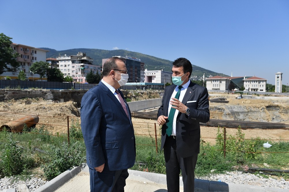Vali Canbolat’tan Osmangazi Meydanı’na övgü 