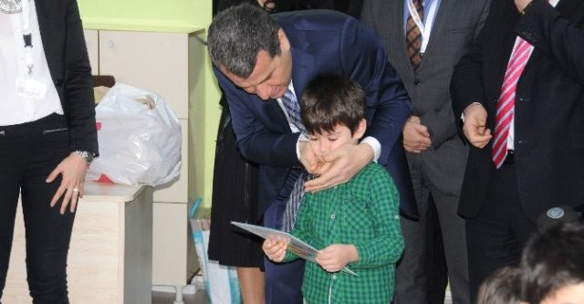 Vali Azmi Çelik öğrencilere karne dağıttı