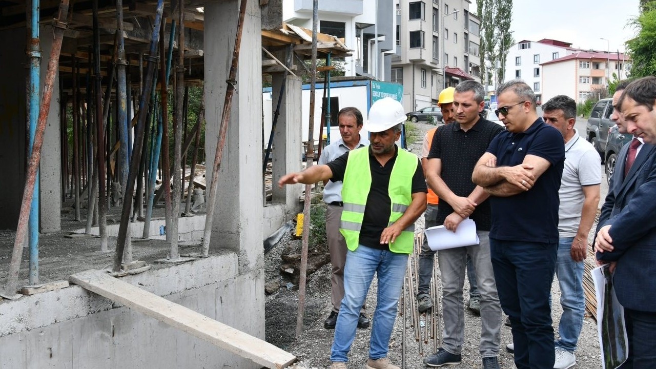 Vali Çiçek, Posof ve Hanak’taki gençlik yatırımlarını inceledi