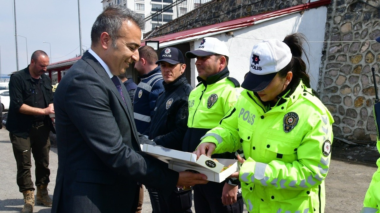 Vali Çiçek, yol kontrolünde bayram kutlayıp tatlı ikram etti