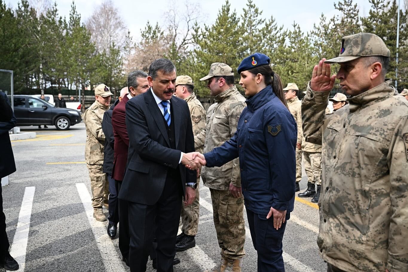 Vali Çiftçi Mehmetçikle bayramlaştı