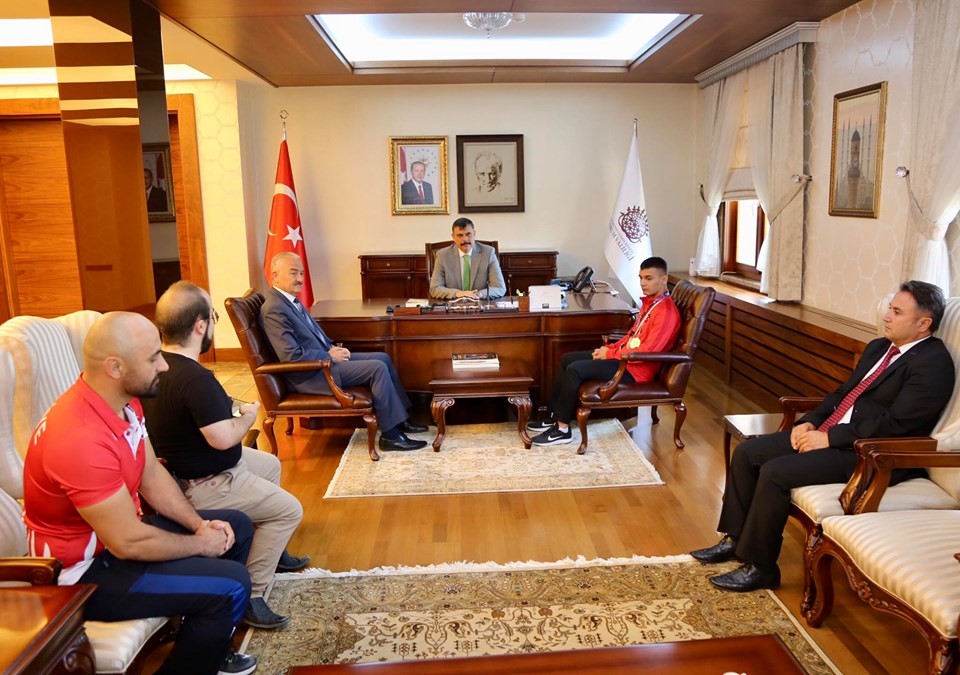 Vali Çiftçi şampiyon güreşçiyi tebrik etti 