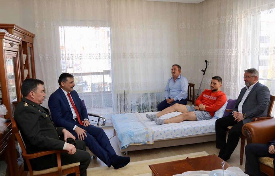 Vali Çiftçi’den İdlib gazisine ziyaret 