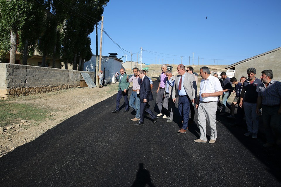 Vali Cüneyt Epcim, Danışment Köyü’nde sürdürülen asfalt çalışmalarını inceledi 