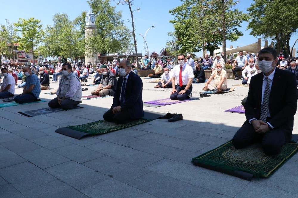 Vali Dağlı, Cuma namazını Akçakoca’da kıldı 