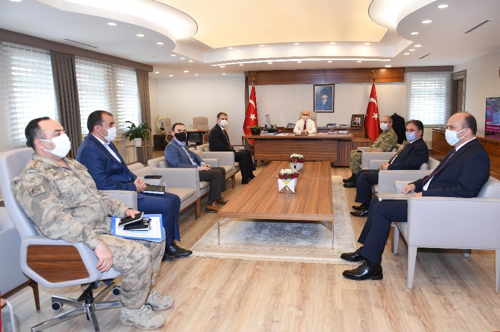 Vali Demirtaş, askeri ve idari yetkililerle bir araya geldi 