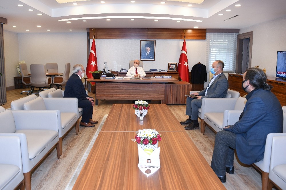 Vali Demirtaş, kuaför ve berber odalarının başkanlarıyla bir araya geldi 