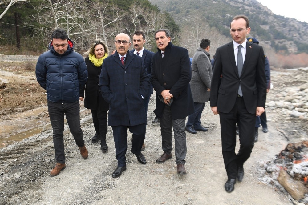 Vali Demirtaş Pozantı’daki sel bölgesinde 