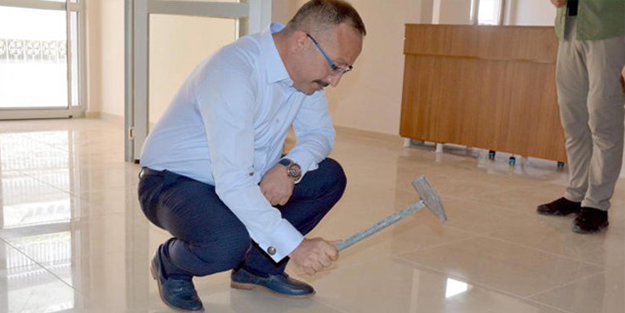 Vali denetimde fark etti... Çekiç isteyip tek tek kırdı!
