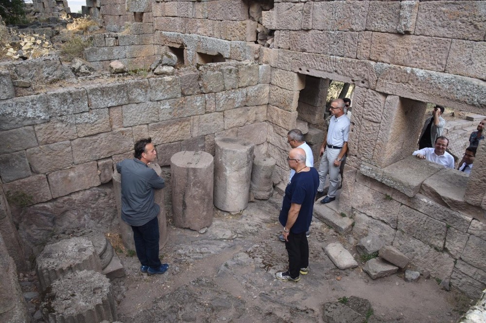 Vali Deniz, Aigai antik kentinde devam eden kazı çalışmalarını inceledi 