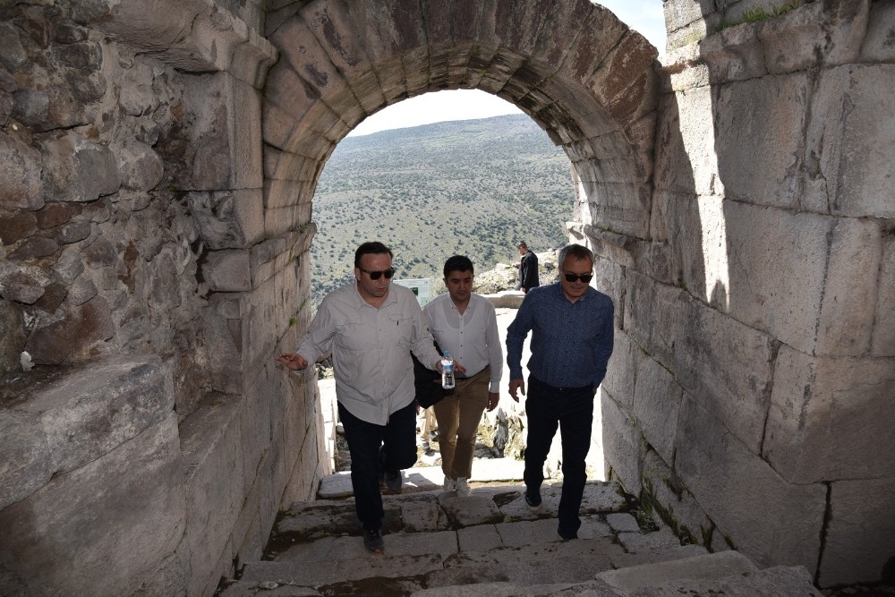 Vali Deniz, Aigai antik kentinde incelemelerde bulundu 