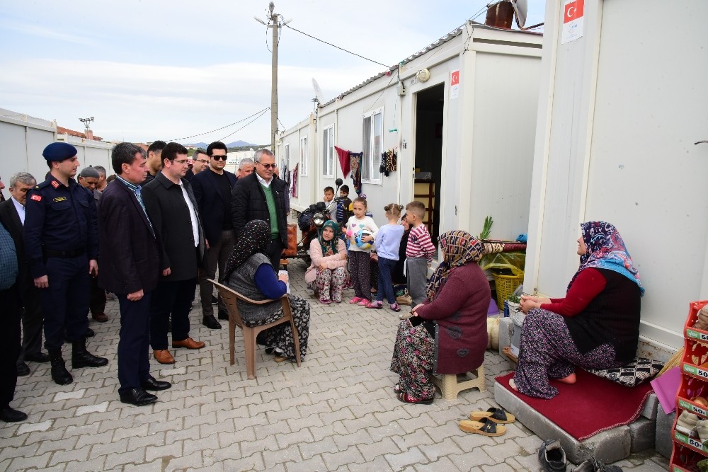 Vali Deniz, depremzedelerle buluştu 
