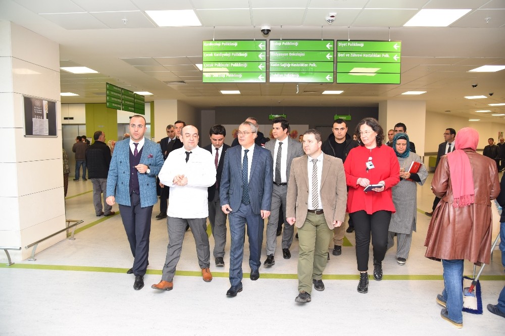 Vali Deniz hastaneleri ziyaret etti 