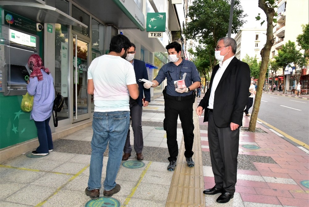 Vali Deniz, maskesiz gezmenin yasaklandığı caddede incelemelerde bulundu 