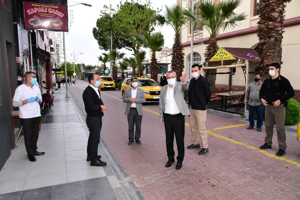 Vali Deniz, trafiğe kapatılan caddede incelemelerde bulundu 