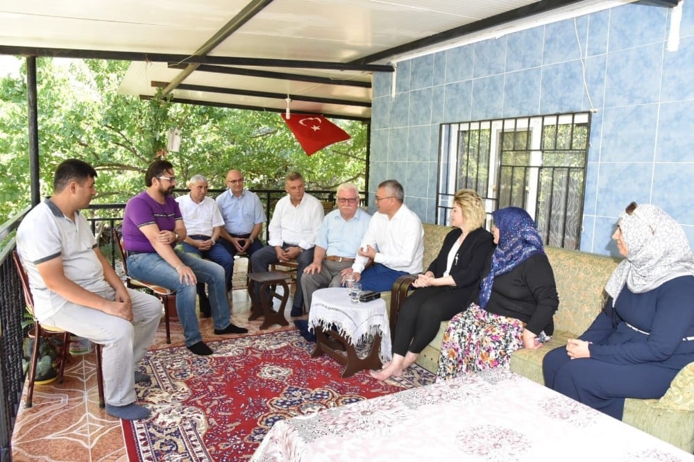 Vali Deniz ve eşi şehit ailesi ile bayramlaştı 